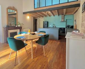 eine Küche und ein Esszimmer mit einem Tisch und Stühlen in der Unterkunft Duplex Universite in Montpellier