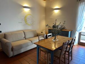 リーヴァ・デル・ガルダにあるResidence La Colomberaのリビングルーム(テーブル、ソファ、テーブル、椅子付)