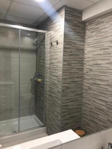 a bathroom with a shower with a glass shower stall at centrico cerca al ayuntamiento+luminoso+acogedor in Valencia