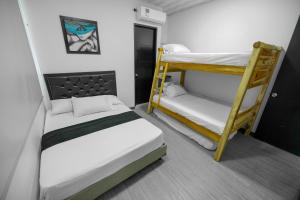 Poschodová posteľ alebo postele v izbe v ubytovaní Hotel Puerta del Sol de Uraba