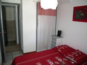 - une chambre avec un lit et une couverture rouge dans l'établissement Villa Saint-Cyprien, 4 pièces, 6 personnes - FR-1-106-54, à Saint-Cyprien