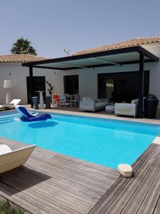 Majoituspaikassa Villa de 4 chambres avec piscine privee jardin clos et wifi a Bandol a 2 km de la plage tai sen lähellä sijaitseva uima-allas