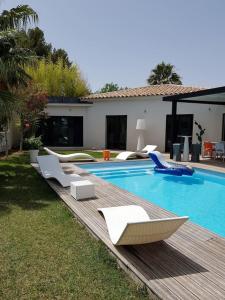 Majoituspaikassa Villa de 4 chambres avec piscine privee jardin clos et wifi a Bandol a 2 km de la plage tai sen lähellä sijaitseva uima-allas