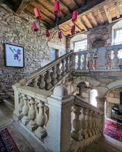 - un escalier en pierre dans un bâtiment avec des lumières rouges dans l'établissement Manoir De Keringant, à Saint-Quay-Perros