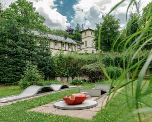 ラーズニェ・リブヴェルダにあるSpa Resort Libverda - Villa Friedlandの大きな建物を背景に広がる庭園