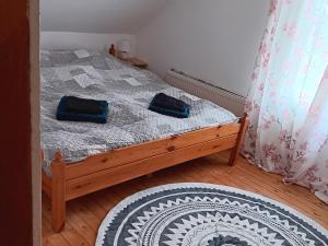 - une chambre dotée d'un lit avec deux sacs dans l'établissement Alte Pastorei Jennelt, à Krummhörn