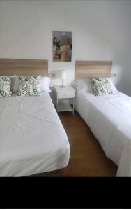 Puente CaldelasにあるVeiga de Cimaのベッドルーム1室(ベッド2台、サイドテーブル付)