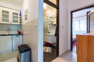 uma pequena cozinha com um lavatório e um balcão em Apartment Laurus em Vantacići