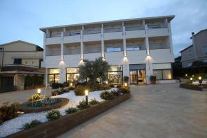 um grande edifício com luzes à frente em Hotel Levante - Isola d'Elba em Cavo