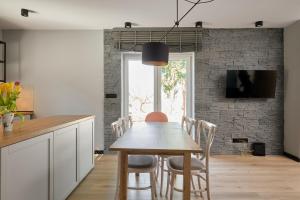 Μια τηλεόραση ή/και κέντρο ψυχαγωγίας στο Apartament Sosnówka