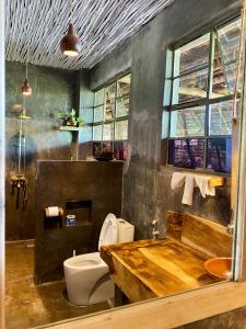 łazienka z toaletą, umywalką i wanną w obiekcie Mount Kilimanjaro 360 view Cottage w mieście Uru