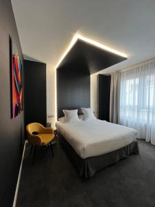 Postel nebo postele na pokoji v ubytování LOGIS Hôtel Borel