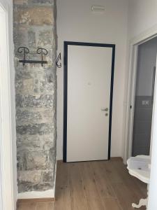 a room with a door and a stone wall at L'Arsenàl in Trieste