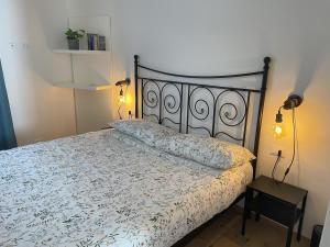 ein Schlafzimmer mit einem Bett mit einer weißen Tagesdecke in der Unterkunft L'Arsenàl in Triest