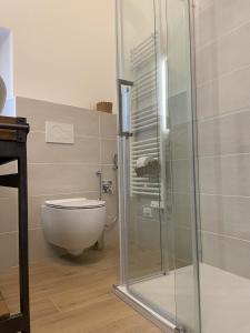 e bagno con servizi igienici e doccia in vetro. di L'Arsenàl a Trieste