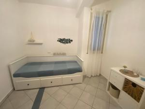 een kamer met een bed in de hoek van een kamer bij Sikuli Home in Oliveri