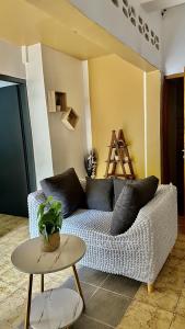 Studio Loulou, Tsoundzou2 في Mamoudzou: غرفة معيشة مع أريكة وطاولة