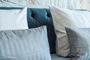 - un ensemble d'oreillers assis sur un canapé dans l'établissement Apartment, barrierearm, zentral, 2-3 Personen, à Mühlhausen