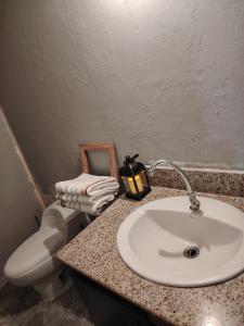 a bathroom with a sink and a toilet at Fresco apto a 10 min del aeropuerto y la ciudad in Panama City