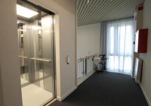 um corredor com uma porta de vidro num edifício em Hotel Levante - Isola d'Elba em Cavo