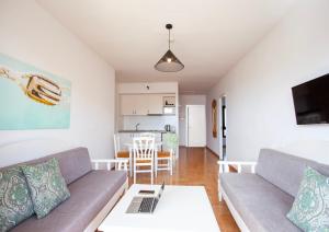 Televízia a/alebo spoločenská miestnosť v ubytovaní BJ Playamar Hotel & Apartamentos