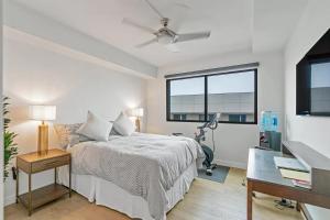 1 dormitorio con cama, escritorio y ventana en Santa Monica Two Bedroom Apartment With Amazing Views, en Los Ángeles