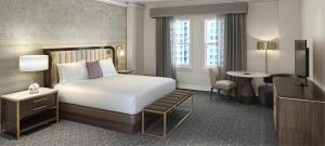 una camera d'albergo con letto e scrivania di Fairmont Hotel Macdonald a Edmonton