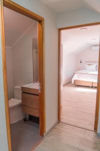 een deur naar een slaapkamer met een bed bij Park Güell House Hotel in Talca