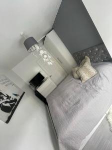 Un dormitorio con una cama y una lámpara. en ComfortCorner, en Norwood