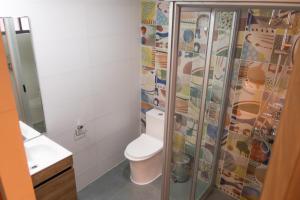 łazienka z toaletą i prysznicem w obiekcie Park Güell House Hotel w mieście Talca