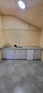 uma garagem vazia com um lavatório e um balcão em Jezioro Srebrne w Osowcu em Turawa