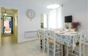 biała jadalnia ze stołem i krzesłami w obiekcie 3 Bedroom Beautiful Home In Novalja w Novalji