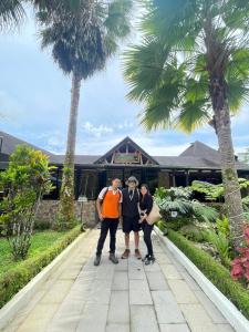 eine Gruppe von Personen, die vor einem Gebäude stehen in der Unterkunft Terra Luna Lodge in Tena