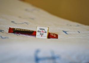 um pacote de pasta de dentes em cima de uma cama em K357 - Hotel & Restaurant "Zur Post" in Otterndorf bei Cuxhaven em Otterndorf