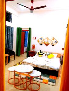 1 dormitorio con 1 cama y 2 mesas en JDreamland Homestay, en Jorhāt