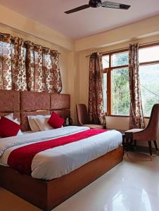 um quarto com uma cama e uma grande janela em The White House Shimla em Shimla