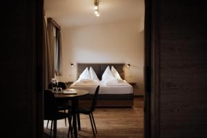 FORSTAUERWiRT Hotel & Restaurant tesisinde bir odada yatak veya yataklar