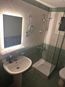 فندق نسمات اليقين في مكة المكرمة: حمام مع حوض ودش ومرحاض