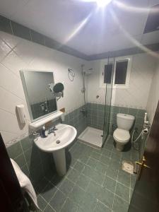 فندق نسمات اليقين في مكة المكرمة: حمام مع حوض ومرحاض ودش