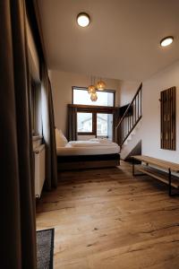 Schlafzimmer mit einem Bett und einem Fenster in der Unterkunft FORSTAUERWiRT Hotel & Restaurant in Forstau