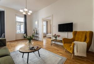 布拉格的住宿－Spacious 2-bedroom apartment in Old Town，客厅配有沙发和桌子