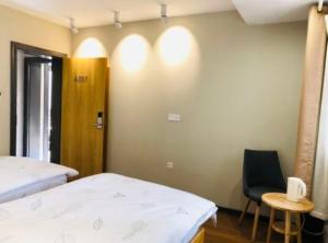 Fengma Feiyang Hostel في لاسا: غرفة نوم بسرير وطاولة وكرسي