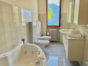 Et badeværelse på Charming House on the Lake + 23 billeder