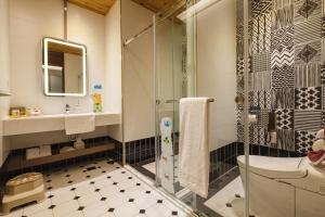 Koupelna v ubytování 墾丁耳東華苑ErDong Manor + 37 fotografií