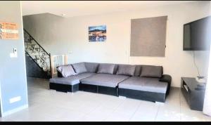 - un salon avec un canapé et une télévision dans l'établissement Agréable Villa 8pers avec vue mer LOGEMENT ENTIER, à Rognac