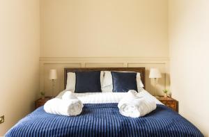 1 dormitorio con 1 cama con toallas en Greystones Harbour Apartments, en Greystones