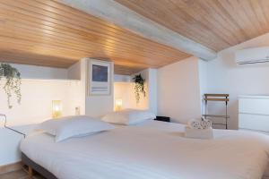 Ένα ή περισσότερα κρεβάτια σε δωμάτιο στο Le Cosy, T3 en Duplex, Climatisé, Centre historique