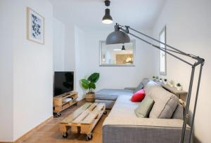 Μια τηλεόραση ή/και κέντρο ψυχαγωγίας στο Le Cosy, T3 en Duplex, Climatisé, Centre historique