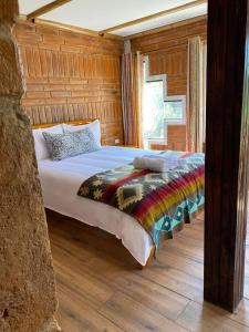 Postel nebo postele na pokoji v ubytování Watzara Wasi Apart Hotel Vacacional en Cotacachi