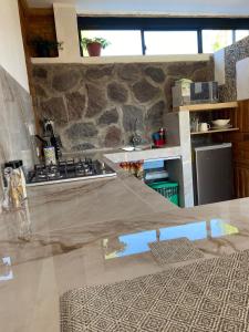 Kuchyň nebo kuchyňský kout v ubytování Watzara Wasi Apart Hotel Vacacional en Cotacachi